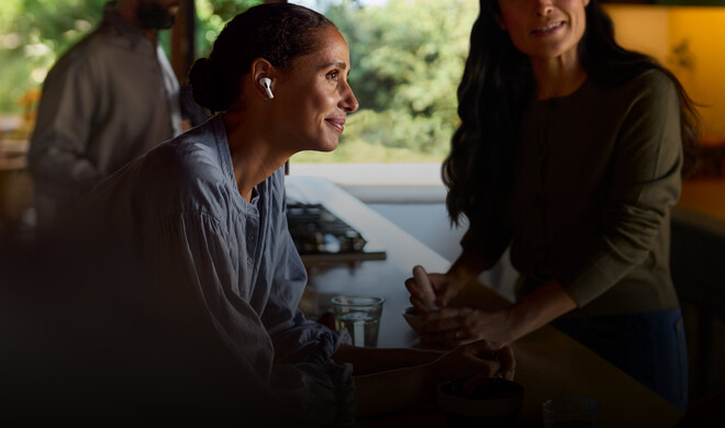 Die AirPods Pro 2 kannst du als Hörhilfen im Alltag verwenden.