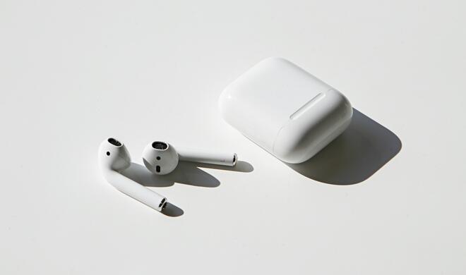 So kennen wir die AirPods … aber Apple testete sie auch in anderen Farben.