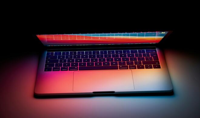 Neuere MacBooks starten automatisch, wenn du das Display öffnest. So unterbindest du das.