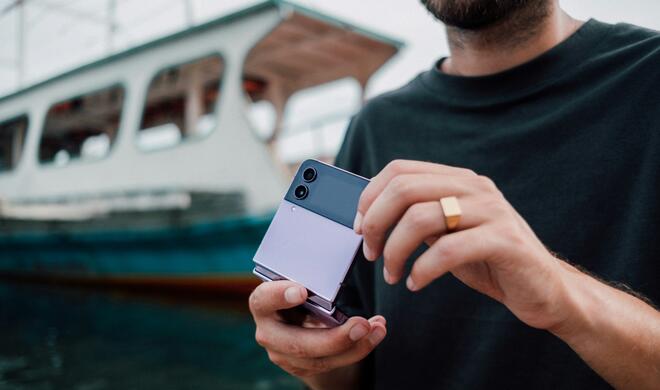 Während andere Hersteller den Markt bereits bedienen, ist Apple derzeit noch zögerlich mit faltbaren Smartphones.