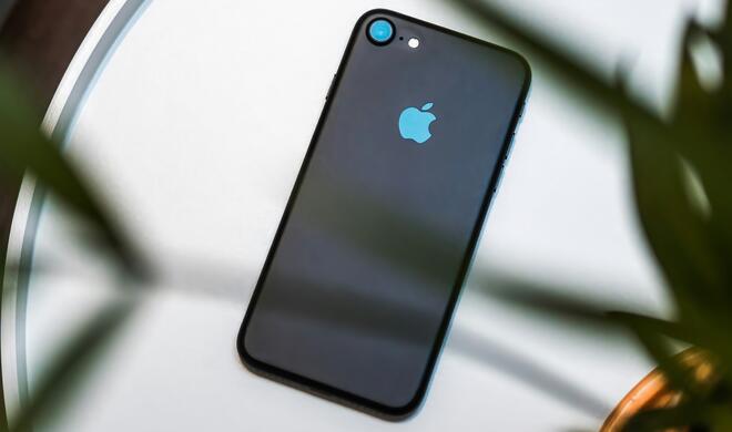 Das iPhone 7 in Diamantschwarz ist wohl das Modell, das Apples Traum nach einem Gehäuse komplett aus Glas bislang am nächsten kam.