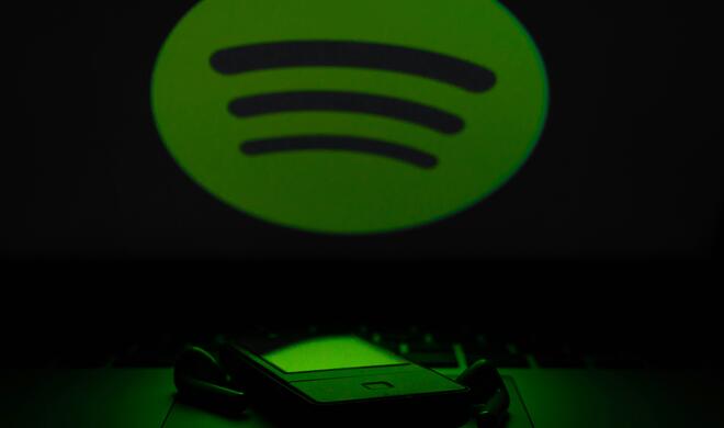 Spotify reicht als eines der ersten Unternehmen eine neue App-Version ein, die Gebrauch von den Neuerungen nach dem Epic-Urteil macht.