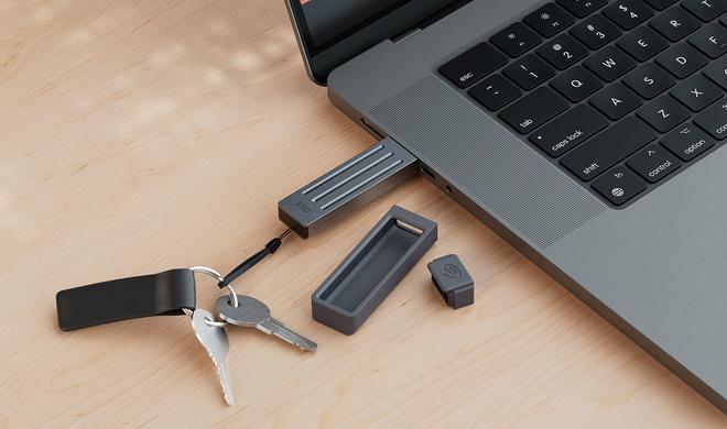 Die Seagate Ultra Compact SSD 2TB kommt mit Silikonhülle und Schlüsselband.