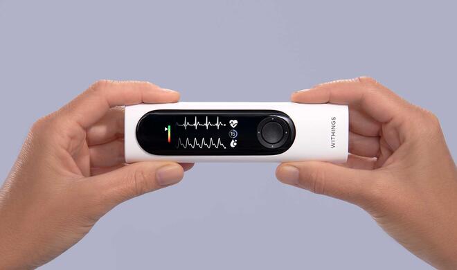 4-in-1 bedeutet: Thermometer, Stethoskop, Sauerstoffsättigung und Elektrokardiogramm in einem handlichen Gerät.