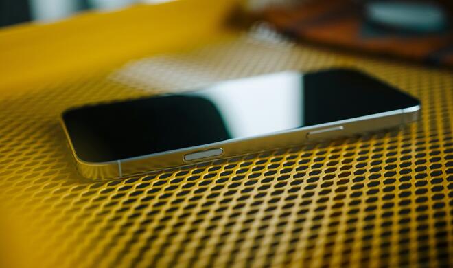 Das iPhone 18 Pro soll die Technik für Face ID hinter dem Bildschirm verstecken.