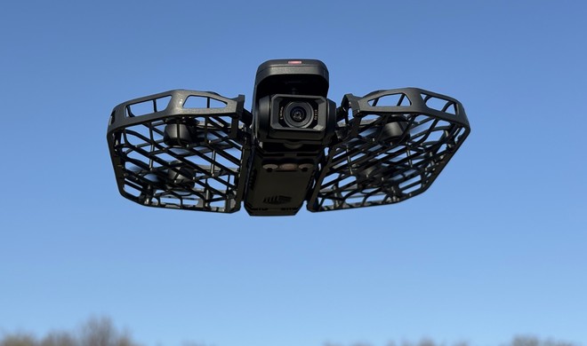 Ein Zwei-Wege-Gimbal stabilisiert die winzige 8K-Kamera.