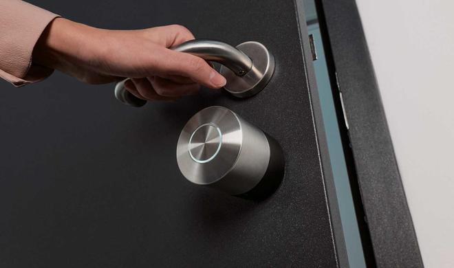 Das neue Nuki Pro kommt ohne den klobigen Akku-Kasten aus.