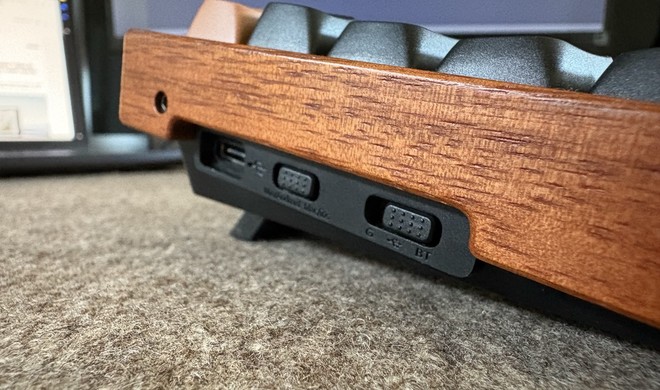 Simple: Per seitlichen Schiebereglern lässt sich nicht nur zwischen Mac- und Windows-Konfiguration wechseln, sondern auch ob die Tastatur via Bluetooth, Kabel oder Dongel verbunden ist.