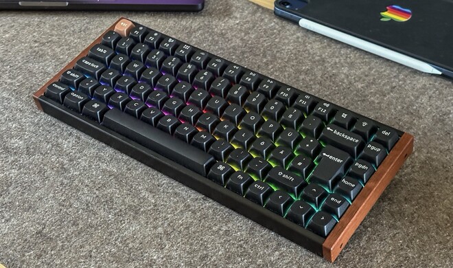 Die K2 HE von Keychron liegt schwerr auf dem Schreibtisch und macht neben dem MacBook Pro eine gute Figur.