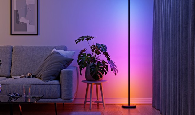 Die Smarte Stehleuchte von Nanoleaf stellt Millionen Farben auch als Verlauf dar.