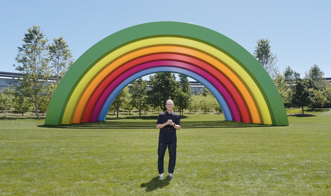 Vor dem ikonischen Regenbogen im Apple Park: Tim Cook läutete die WWDC 2025 mit einer vorproduzierten Keynote ein.