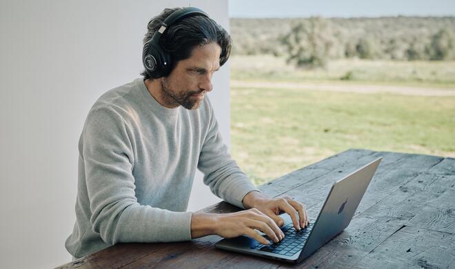 Musik hilft beim Konzentrieren, Entspannen oder Feiern – deshalb gehören Kopfhörer und Laut­sprecher unterwegs einfach dazu!