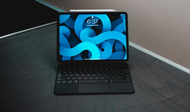 Den Anblick müssen wir wohl vorerst gewohnt bleiben: Ein faltbares iPad wurde zunächst auf Eis gelegt.