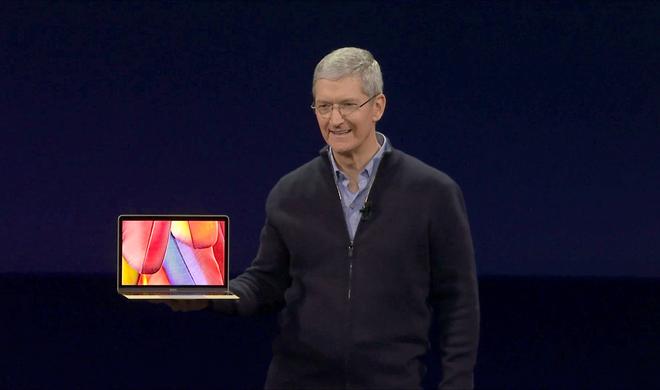 Tim Cook präsentierte das neue MacBook stolz auf der Bühne und scherzte über den kompakten Formfaktor.