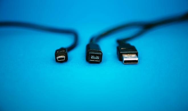 Einer ist nicht wie die anderen: Der FireWire-Anschluss hat in macOS Tahoe wohl endgültig ausgedient.