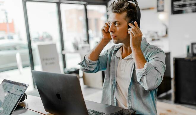 Ein KI-Chatbot könnte künftig einfache Support-Anfragen bei Apple übernehmen, bevor es zu einem realen Mitarbeiter geht.