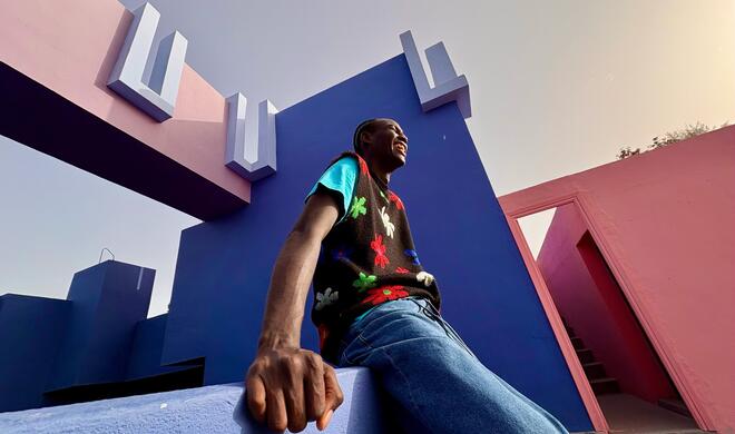 Was das Bild so interessant macht: die spannende „Froschperspektive“, hier noch durch das Ultraweitwinkel verstärkt. Der Körper des Hauptmotivs bildet dabei ein Dreieck, dass die Linien in der Umgebung ebenfalls widerspiegeln.