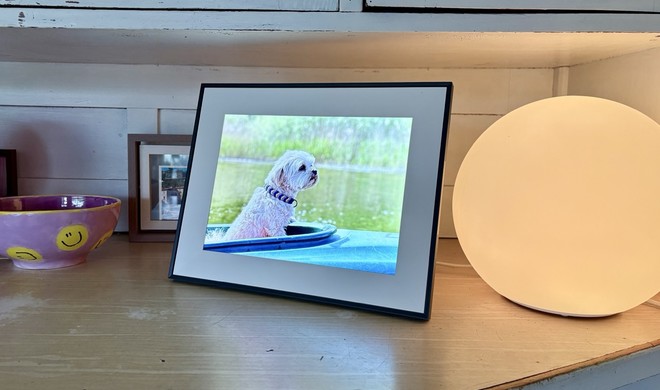 Mit der Aura-App lassen sich neue Bilder direkt auf den Rahmen übertragen – perfekt für spontane Fotogrüße an die Familie.