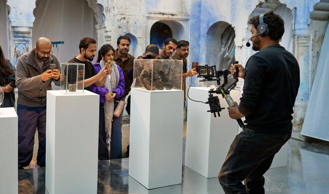 Kammeramann Sunil Borkar (rechts) dreht mit dem iPhone 16 Pro Max in 4K120 fps, um mehr Flexibilität beim Schnitt des Psychothrillers „Tinctoria“ zu ermöglichen.