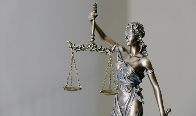 Am Kartellverfahren gegen Apple wird Justitia noch eine Weile abzuwägen habe.