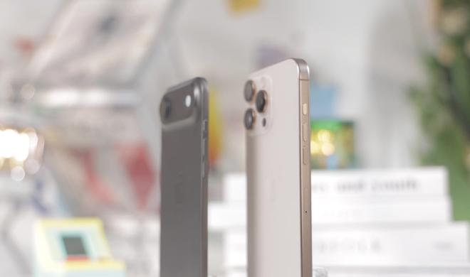 Ein spekulativer Dummy des iPhone 17 Air (li.) im Vergleich zum iPhone 16 Pro