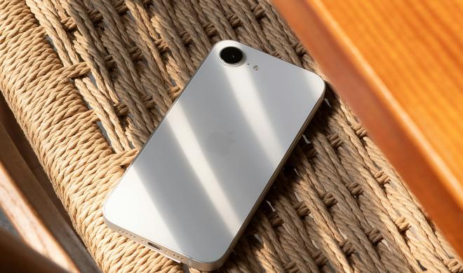 Das iPhone 17e wird wohl das Design des 16e übernehmen. Eventuell spendiert Apple eine bunte Farbe neben Schwarz und Weiß?