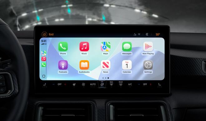 Mit iOS 26 passt Apple auch CarPlay an den neuen Liquid-Glass-Look an.