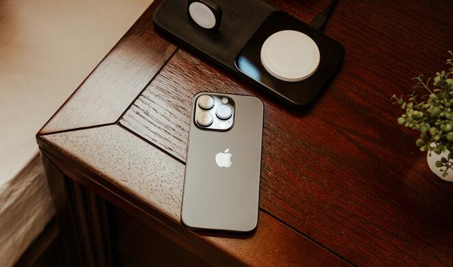 Wird das zu einem selteneren Anblick? Offenbar will Apple an der Akkukapazität schrauben – und gleichzeitig an der Effizienz der Komponenten.