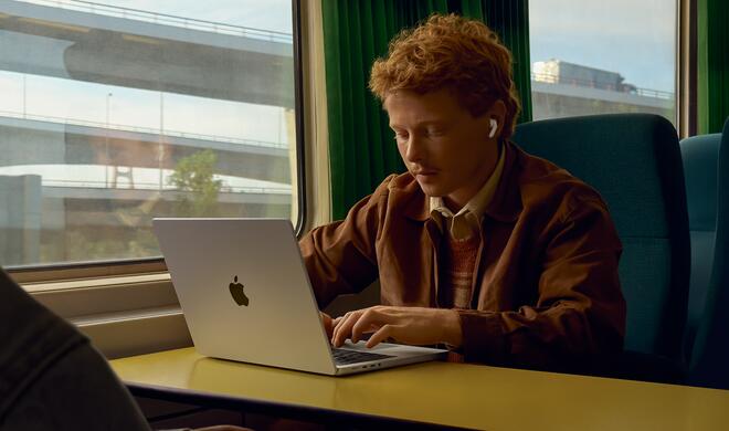 True Wireless: Nicht einmal ein Kabel zum Aufladen ist bei den AirPods Pro 3 dabei – zum Glück taugt jedes USB-C-Kabel dafür.