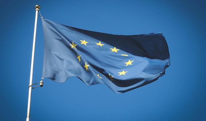 Die EU fragt Tech-Unternehmen, wie sie Betrug vorbeugen – nachdem sie diese zum Aufweichen ihrer Richtlinien zwang.