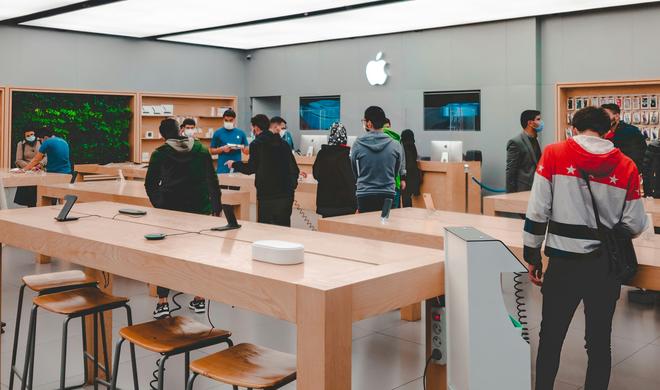 Abgenutzte MagSafe-Ladegeräte sollen schuld an den Kratzern in den Apple Stores sein.