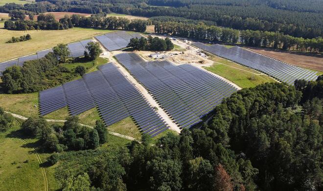 Apple sorgt für grüne Energie, die zum Betreiben der Geräte verwendet wird, etwa in Polen.