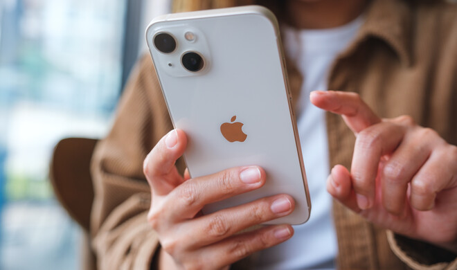 Du kennst das: Du möchtest jemandem eine Nachricht schreiben, weißt aber nicht so recht, über welchen Messenger du die Person am besten erreichst. RCS könnte die Lösung sein.