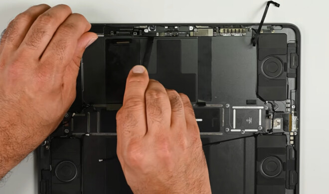 Wer sein iPad von innen sehen möchte, so wie hier, der muss erstmal vorsichtig das Display entfernen.