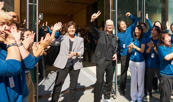 Applaus für CEO Tim Cook bei der Wiedereröffnung eines Apple Stores in Tokyo.