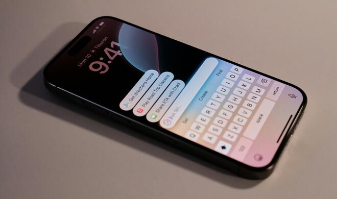 Die neue Siri soll wie geplant im kommenden Jahr kommen, sagt Tim Cook.