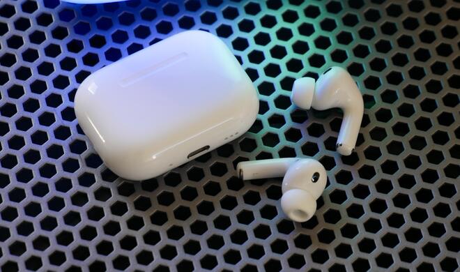 Die AirPods Pro 3 beweisen, dass Ohrhörer nicht nur Musik spielen, sondern Umgebungen gestalten können: absolute Ruhe mit ANC, offene Gespräche im Transparenzmodus und den sanften Mittelweg dank Adaptive Audio.