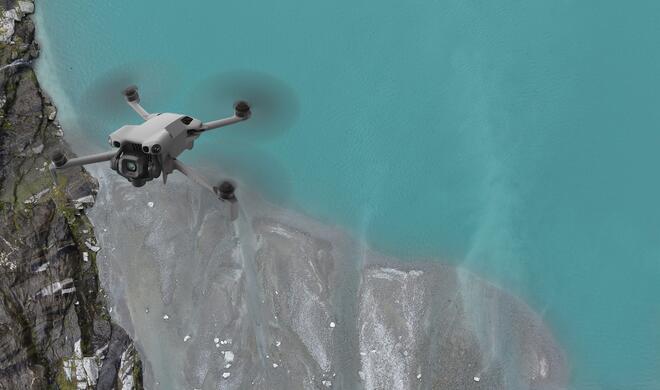 Der weltweit längste Selfiestick: Die DJI Mini 5 Pro kommt mit größerem Sensor, fliegt sicherer, smarter und länger als ihre Vorgängerinnen – hier über einem norwegischen Gletschersee mit nach unten gerichtetem Gimbal.