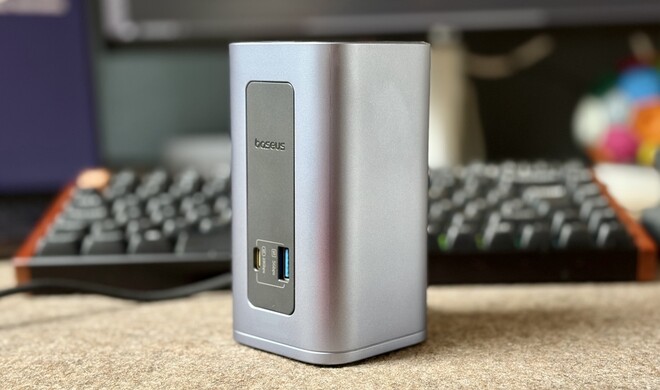 Auf der Vorderseite befinden sich leicht zugänglich ein USB-A- und ein USB-C-Anschluss. Das Windows-Pendant weist hier zusätzlich Kartenleser auf.