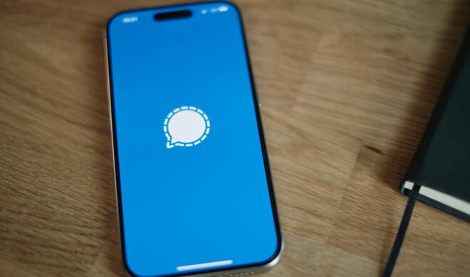 Der Messenger Signal bietet verschlüsselte Backups jetzt auch unter iOS.