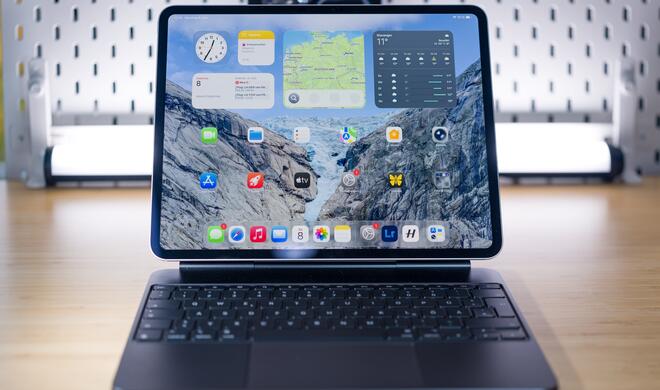Auf dem Schreibtisch wirkt das iPad Pro M5 mit Magic Keyboard erstaunlich laptopnah – nur leichter, mit Touch, Stift und besseren Lautsprechern.