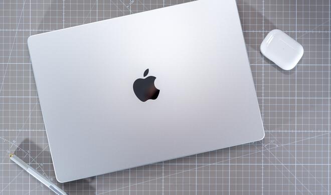 Auf den ersten Blick alles beim Alten: Das MacBook Pro mit M5 sieht aus wie sein Vorgänger, arbeitet aber messbar schneller – vor allem bei der Grafik. Wer rendert, spielt oder auch lokale KI nutzt, profitiert vom Leistungsplus.