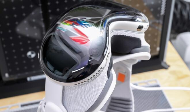 Die Vision Pro ist weiterhin kein Leichtgewicht, jetzt aber bequemer zu tragen.