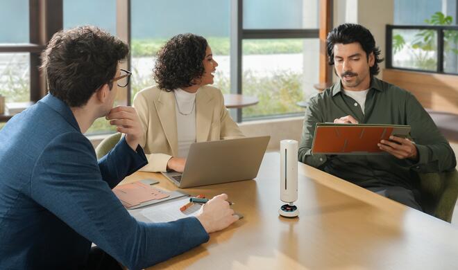 Der runde Touchscreen am Fuß zeigt Uhrzeit, aktiviert die Stummschaltung und erlaubt das Starten einer Aufnahme – selbst aus der zweiten Reihe gut erkennbar.