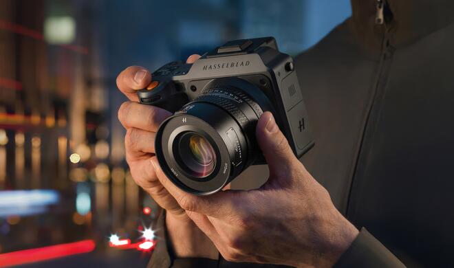 Design mit Haltung: Grafitgrau, schwarze Logos, ein Griff in einer Belederung mit der Textur von Elefantenhaut. Die X2D II ist ein Werkzeug, das man lange behalten möchte – reduziert, präzise, mit einer klaren Idee, wie gute Fotografie...