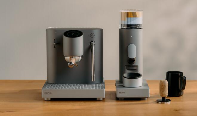 Die Verarbeitung ist erstklassig, und das System überzeugt mit durchdachten Details – etwa dem kleinen Schlitten, auf dem sich die Siebträgerablage elegant zur Mühle verschieben lässt. Dort rastet sie per Magnet präzise ein – praktisch...