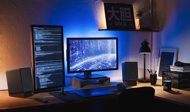 Klangstarkes Duo: Zwischen Code-Zeilen und Content-Creation – Onkyos GX-30ARC fügen sich nahtlos in das moderne Desktop-Setup ein und punkten mit Anschlussvielfalt.