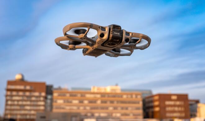 Die Avata 360 erlaubt auch Neulingen im Hobby rasante Flugmanöver. Je nach Intention lässt sie sich ganz klassisch fliegen oder aber „FPV“, also mit Tunnelblick direkt aus der Perspektive der Drohne heraus.