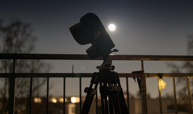 Astrofotos auf Knopfdruck: Das Seestar S50 kombiniert ein Teleskop, eine Kamera, eine Nachführung, ein elektrisches Filterrad und einen Steuercomputer in nur einem Gerät.