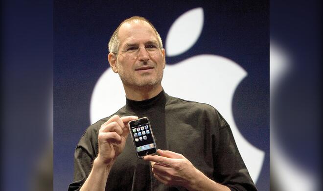 Genialer Kniff: Jobs kündigte zunächst drei verschiedene Produkte an, die er dann als ein einziges Gerät namens iPhone präsentierte.